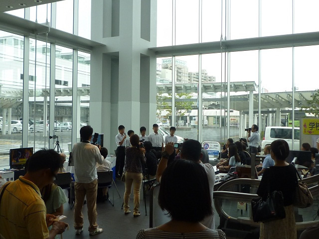 福井県立盲学校　創立百周年の歩みを　ビデオ放映による紹介と　中等部に在籍する生徒の皆様による学校紹介が行われました。