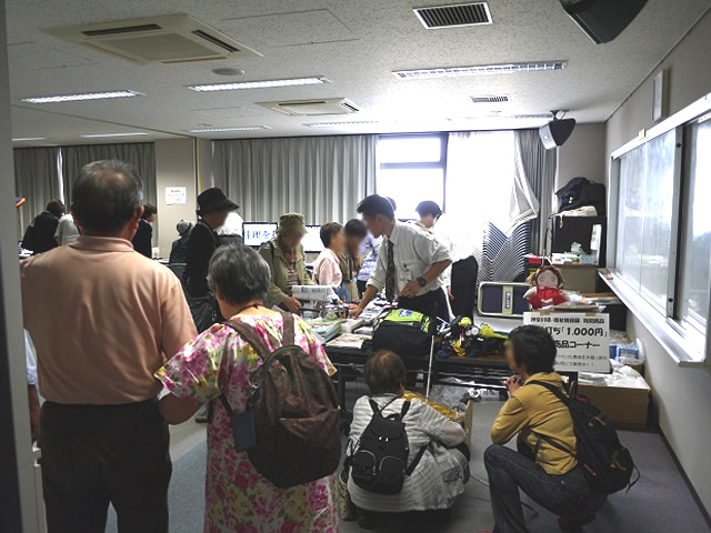 第３回神奈川県視覚障害者総合福祉機器展の会場風景です。神奈川県下から２２３名の多くのご来場をいただき、各種福祉機器の最新モデルの体験を行っていただくことができました。
